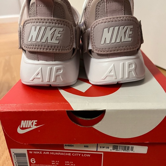 Nike sneakers.  new.  size 6 - Picture 2 of 3